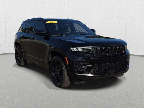 Diamond Black Crystal Pearlcoat 2023 Jeep Grand Cherokee Altitude