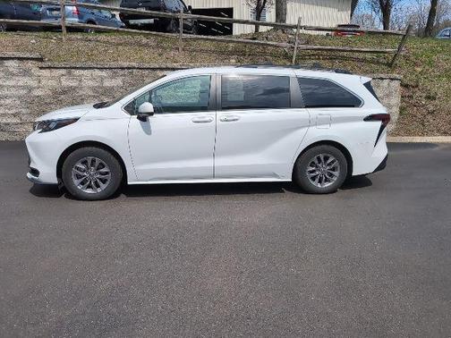 2024 Toyota Sienna LE