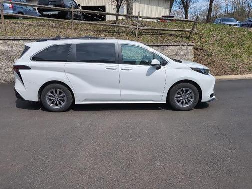 2024 Toyota Sienna LE