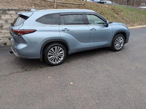 2024 Toyota Highlander Hybrid Platinum