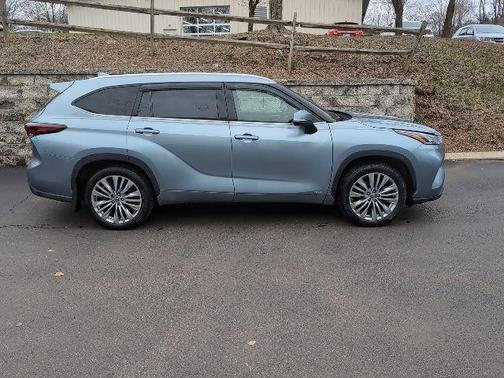 2024 Toyota Highlander Hybrid Platinum