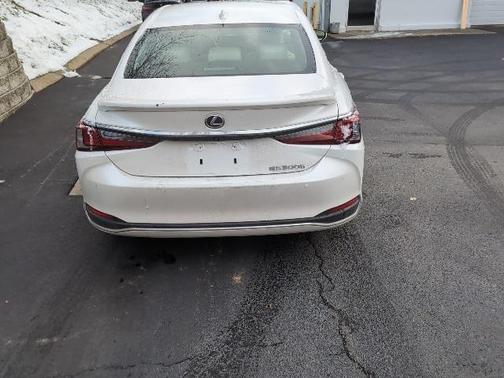 2025 Lexus ES 300h Base