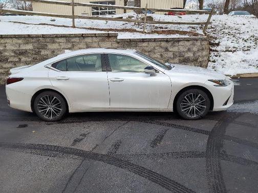 2025 Lexus ES 300h Base