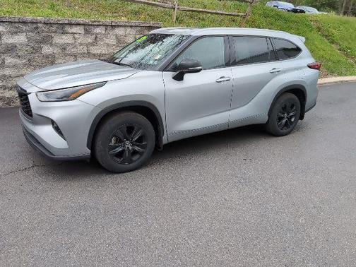Celestial Silver Metallic 2022 Toyota Highlander Hybrid XLE