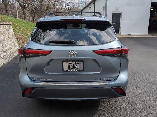 Moon Dust 2023 Toyota Highlander Limited