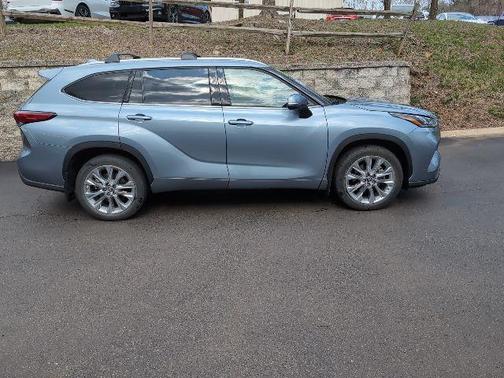 Moon Dust 2023 Toyota Highlander Limited