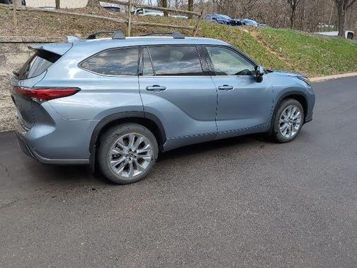 Moon Dust 2023 Toyota Highlander Limited