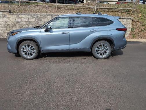 Moon Dust 2023 Toyota Highlander Limited