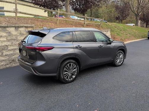 2021 Toyota Highlander Hybrid Platinum