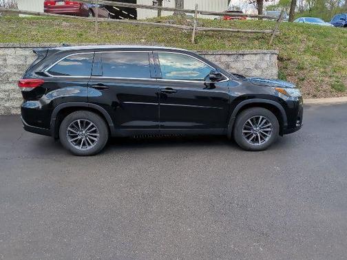 Midnight Black Metallic 2019 Toyota Highlander XLE