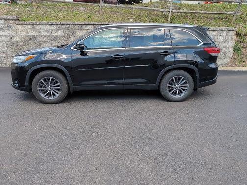 Midnight Black Metallic 2019 Toyota Highlander XLE