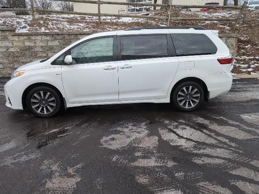 2019 Toyota Sienna LE