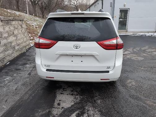 2019 Toyota Sienna LE