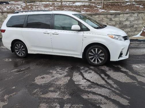 2019 Toyota Sienna LE
