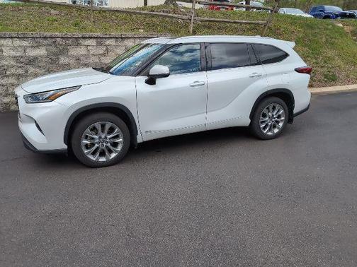 Wind Chill Pearl 2022 Toyota Highlander Hybrid Limited