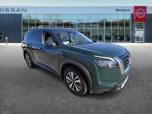 2025 Nissan Pathfinder SL