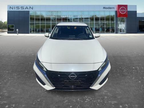 White 2023 Nissan Altima 2.5 SV