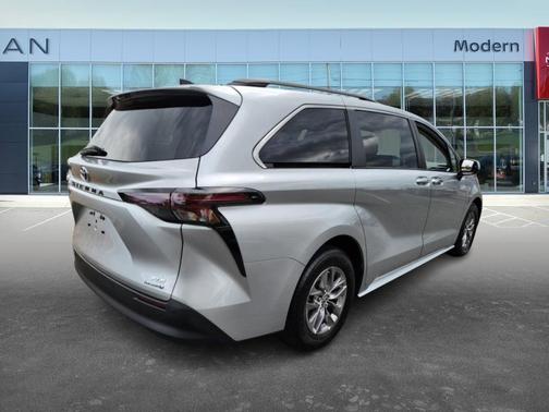2023 Toyota Sienna XLE
