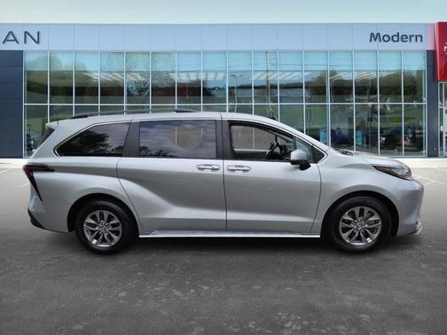 2023 Toyota Sienna XLE