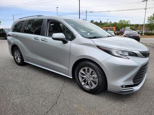 2023 Toyota Sienna XLE