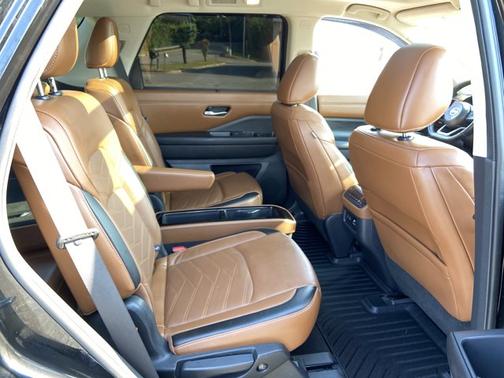 Black 2022 Nissan Pathfinder Platinum