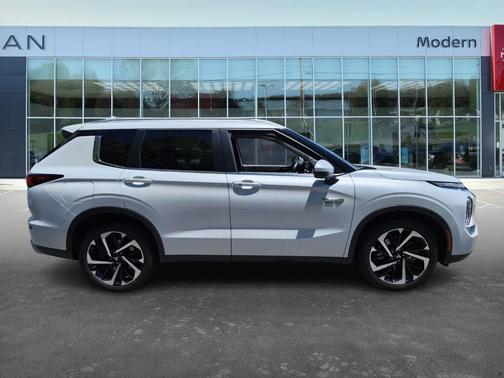 2024 Mitsubishi Outlander PHEV SE