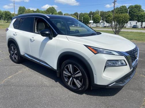 2 Tone White / Black Roof 2023 Nissan Rogue SL