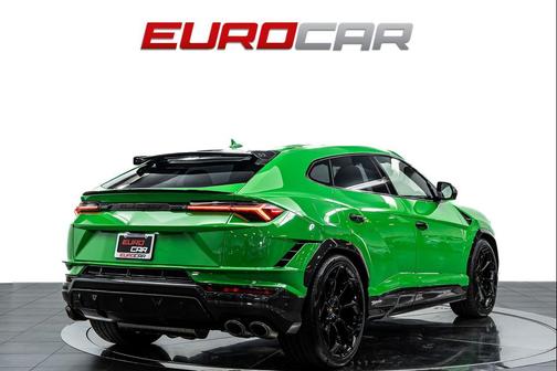 Green 2024 Lamborghini Urus Performante