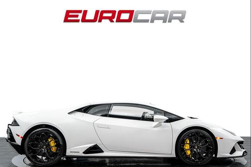 Bianco Monocerus Metallic 2022 Lamborghini Huracan EVO Coupe