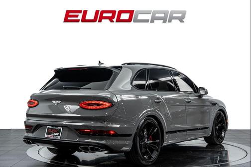 Chalk 2022 Bentley Bentayga V8