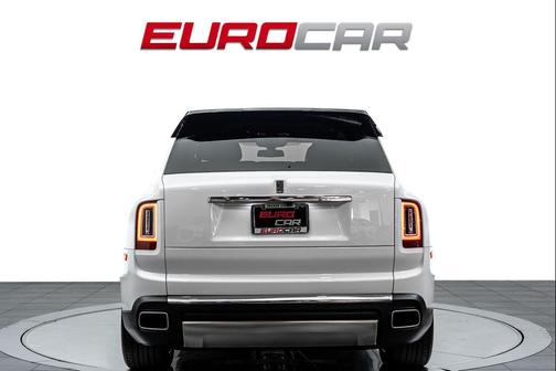 Arctic White 2022 Rolls-Royce Cullinan