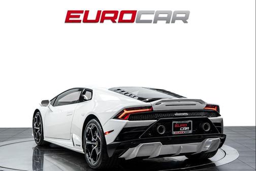 Bianco Monocerus 2021 Lamborghini Huracan EVO Coupe