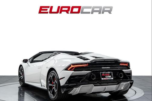 Bianco Icarus Metallic 2023 Lamborghini Huracan EVO Spyder RWD
