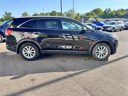 Black 2018 Kia Sorento L