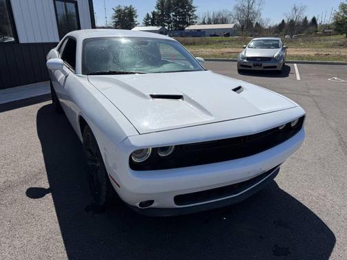 White 2018 Dodge Challenger SXT