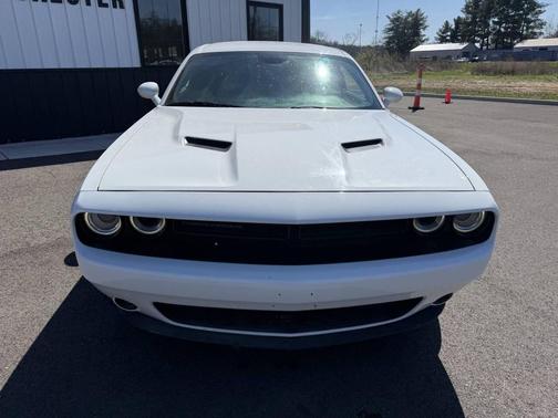 White 2018 Dodge Challenger SXT