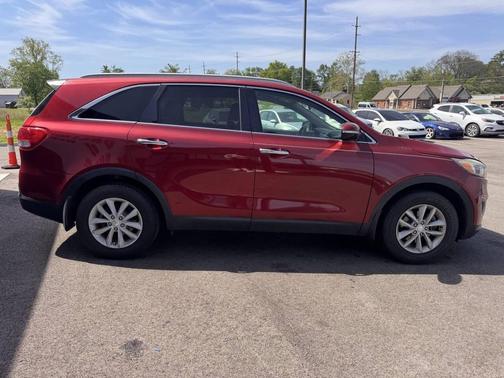 Red 2016 Kia Sorento LX