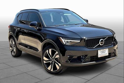 2023 Volvo XC40 B5 Plus Dark Theme