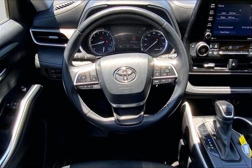 Midnight Black Metallic 2022 Toyota Highlander XLE