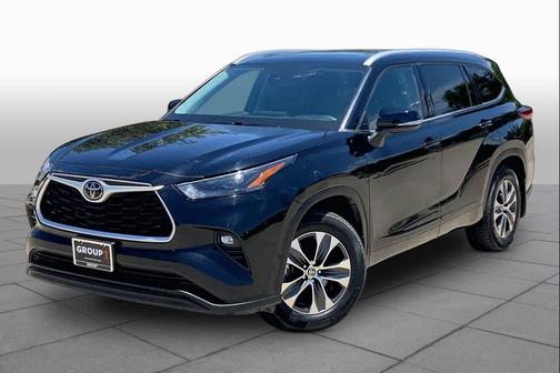 Midnight Black Metallic 2022 Toyota Highlander XLE