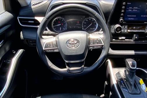 Midnight Black Metallic 2022 Toyota Highlander XLE