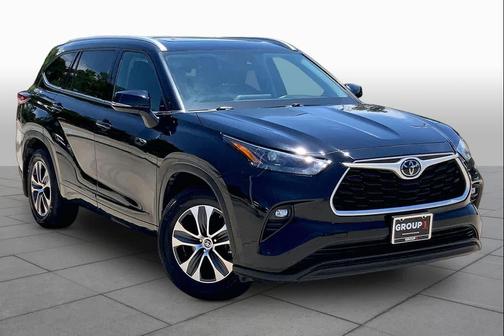 Midnight Black Metallic 2022 Toyota Highlander XLE