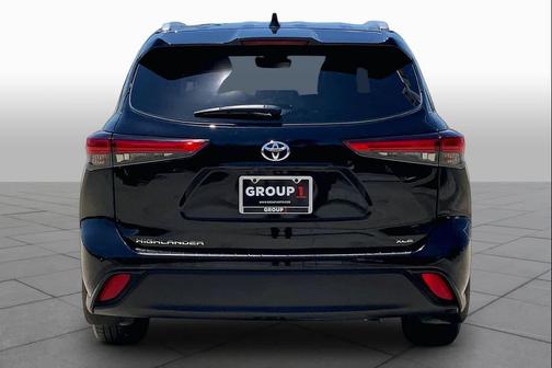 Midnight Black Metallic 2022 Toyota Highlander XLE