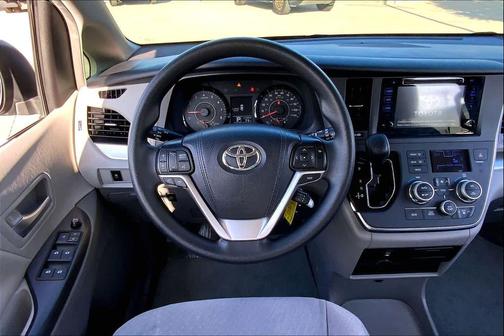 2016 Toyota Sienna LE