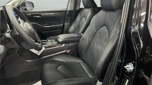 Midnight Black Metallic 2026 Toyota Highlander Hybrid Platinum AWD (Natl)