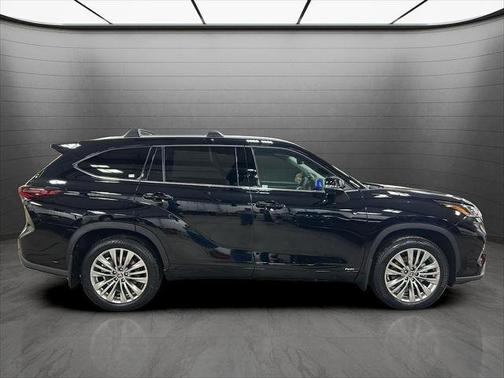 Midnight Black Metallic 2026 Toyota Highlander Hybrid Platinum AWD (Natl)