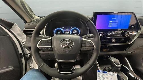 Wind Chill Pearl 2026 Toyota Highlander Hybrid Platinum AWD (Natl)