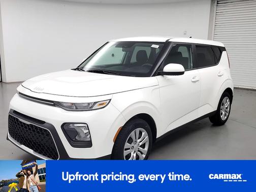 White 2022 Kia Soul LX