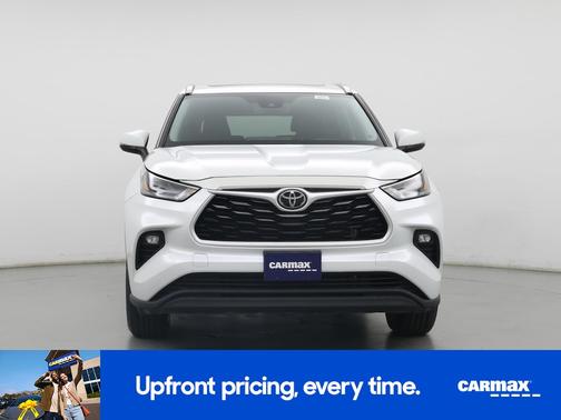 White 2022 Toyota Highlander XLE