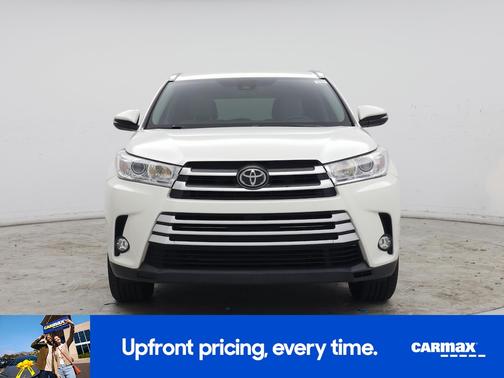 White 2018 Toyota Highlander XLE
